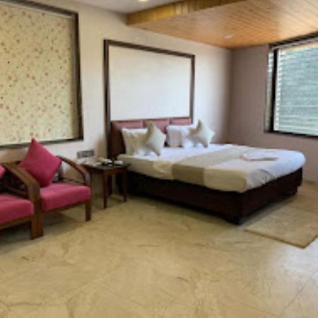 Hotel Radhe Ānand Eksteriør bilde